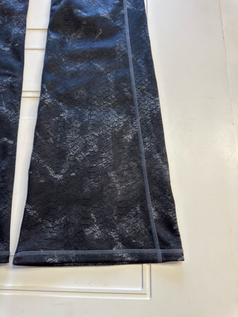Fabletics Wmns Sz S Short Gray Snakeskin Print Flare Yoga Pants Leggings Pocket - Picture 2 of 6